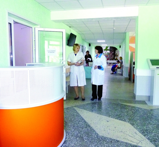 Маленьких пациентов с родителями встречает обновленная поликлиника. Теперь здесь красивей, светлей и современней.